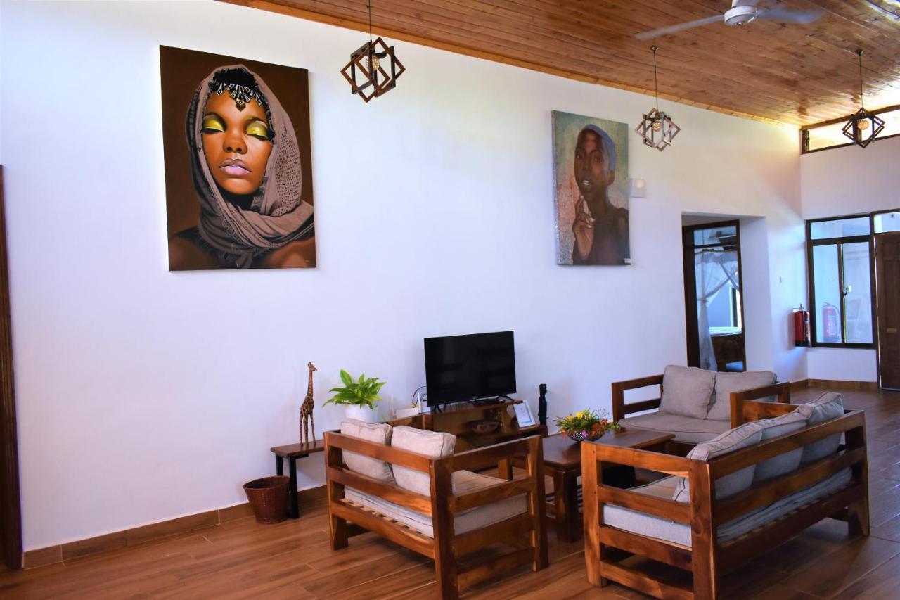 Private Backdoor Villa With Big Swimming Pool And Services Of Chef Included Diani Beach Buitenkant foto