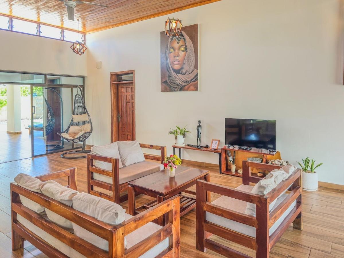 Private Backdoor Villa With Big Swimming Pool And Services Of Chef Included Diani Beach Buitenkant foto